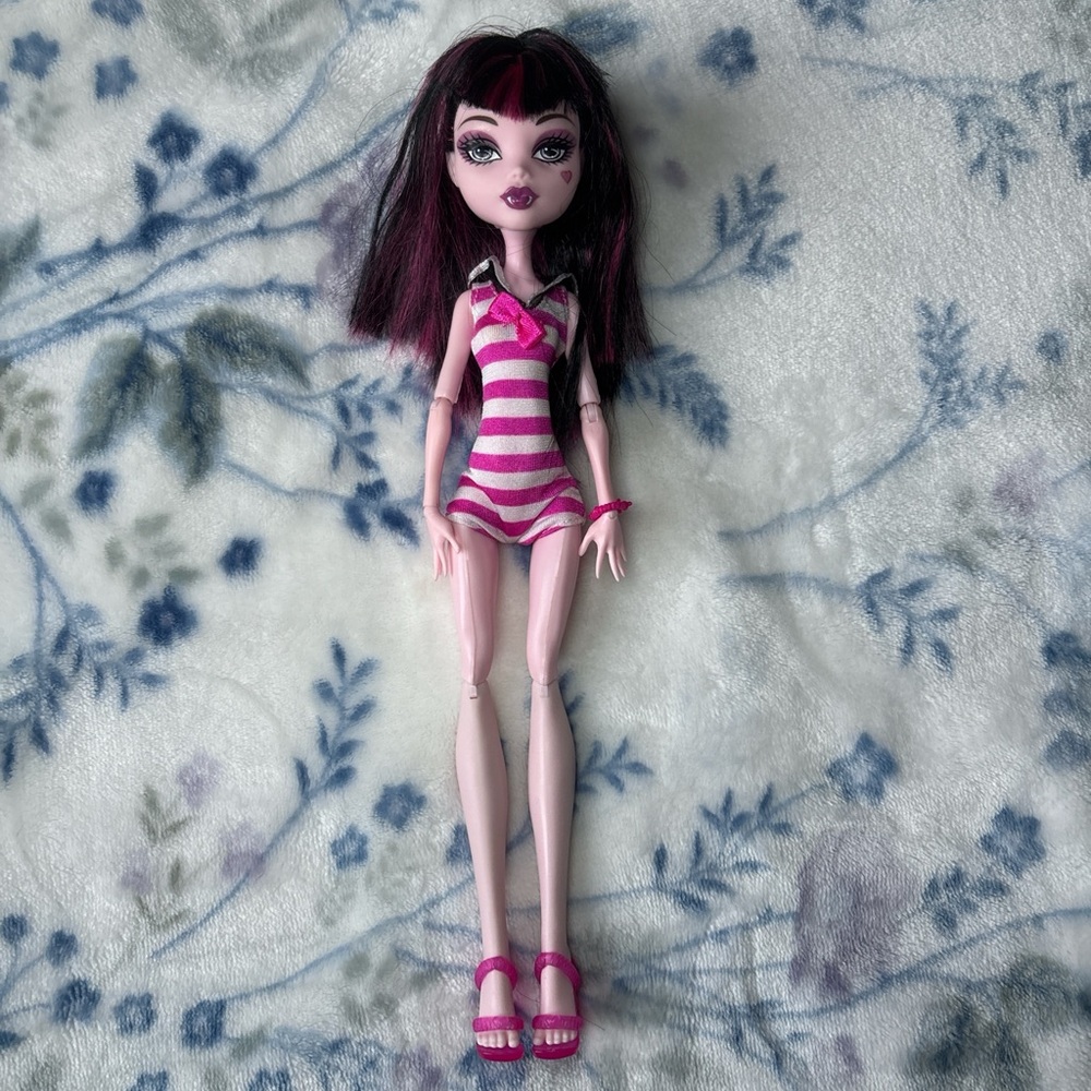 Monster High Draculaura “Skull Shore” Doll